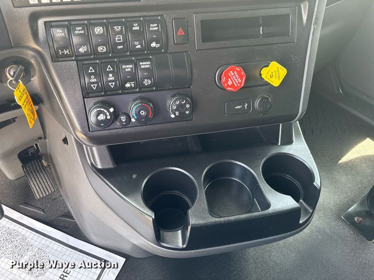 image for item EC3592 2020 International LT625 semi truck