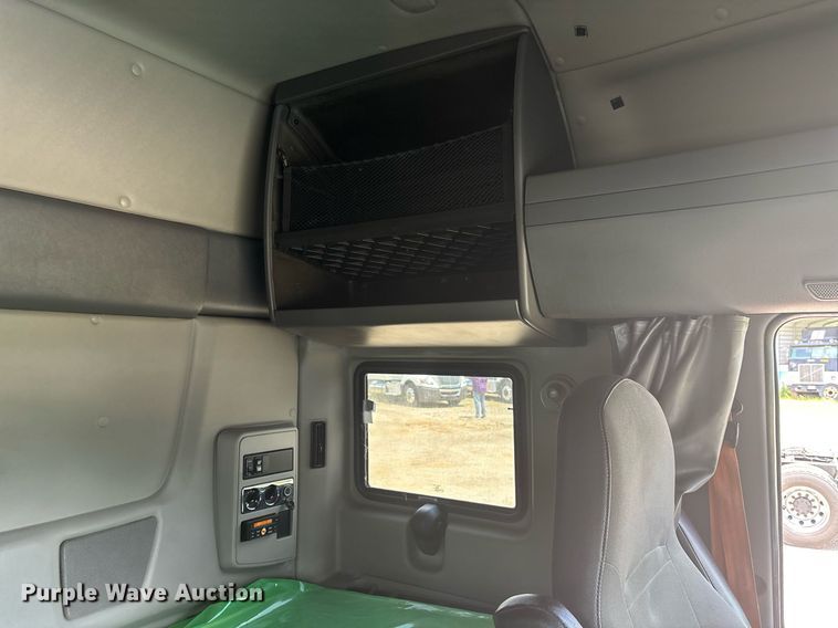 image for item EC3592 2020 International LT625 semi truck