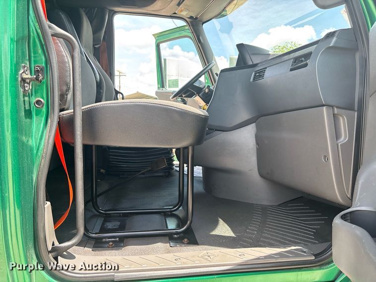 image for item EC3592 2020 International LT625 semi truck