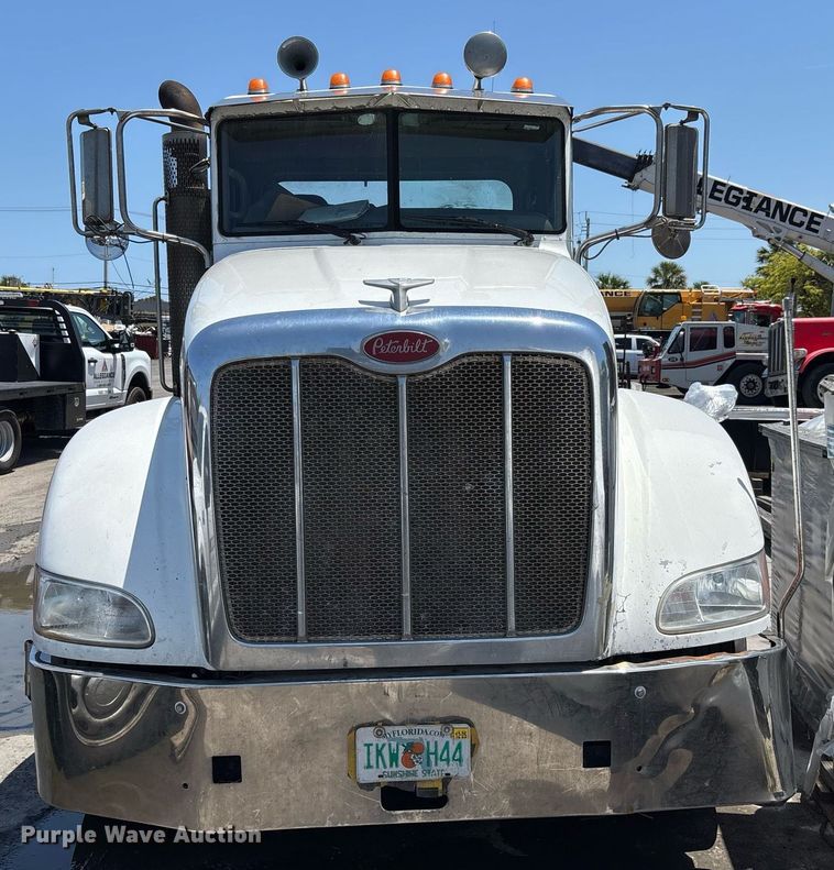 image for item EC3599 2011 Peterbilt 386 semi truck
