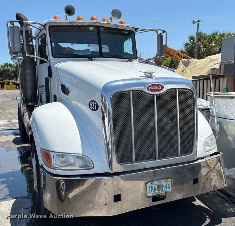 image for item EC3599 2011 Peterbilt 386 semi truck