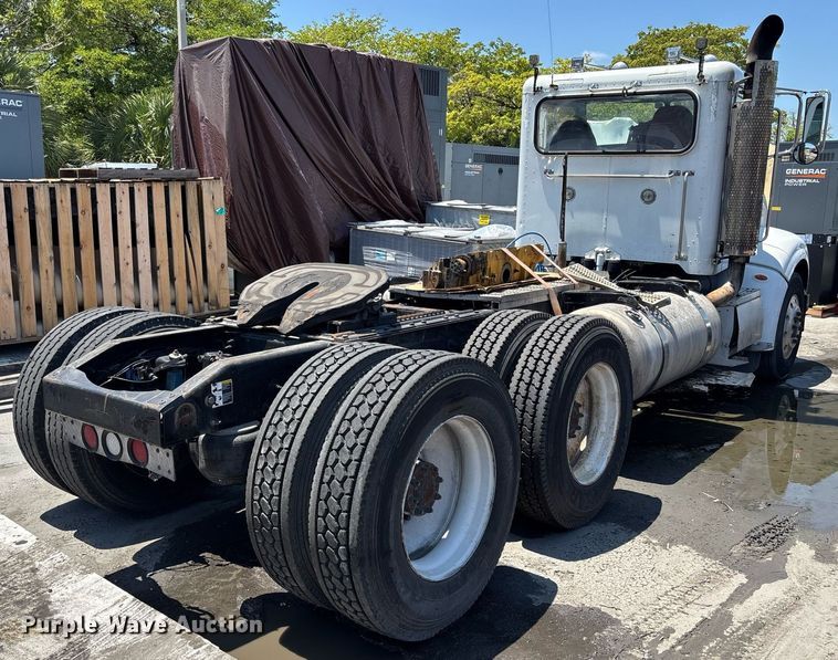 image for item EC3599 2011 Peterbilt 386 semi truck