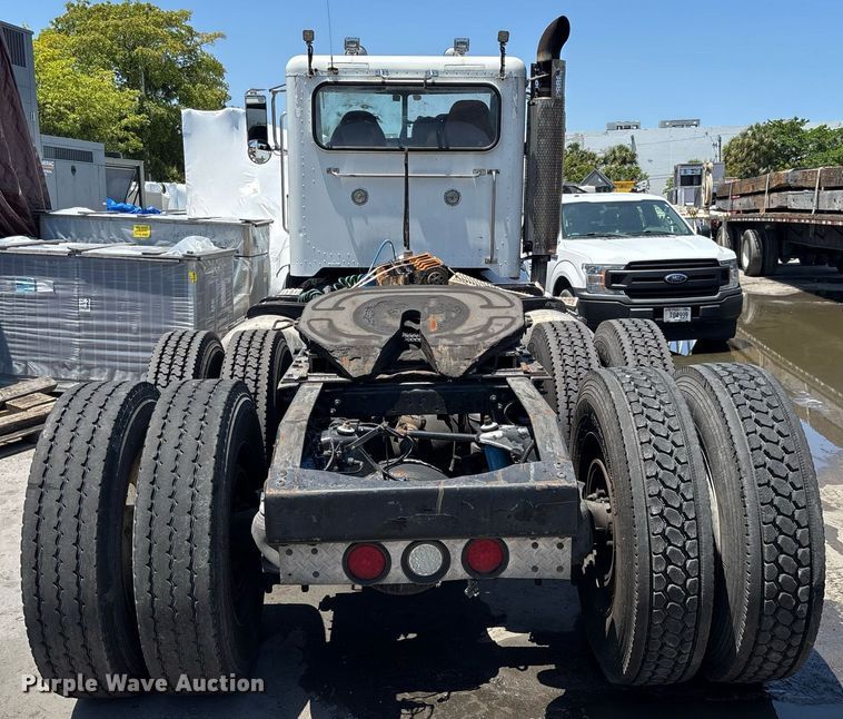 image for item EC3599 2011 Peterbilt 386 semi truck