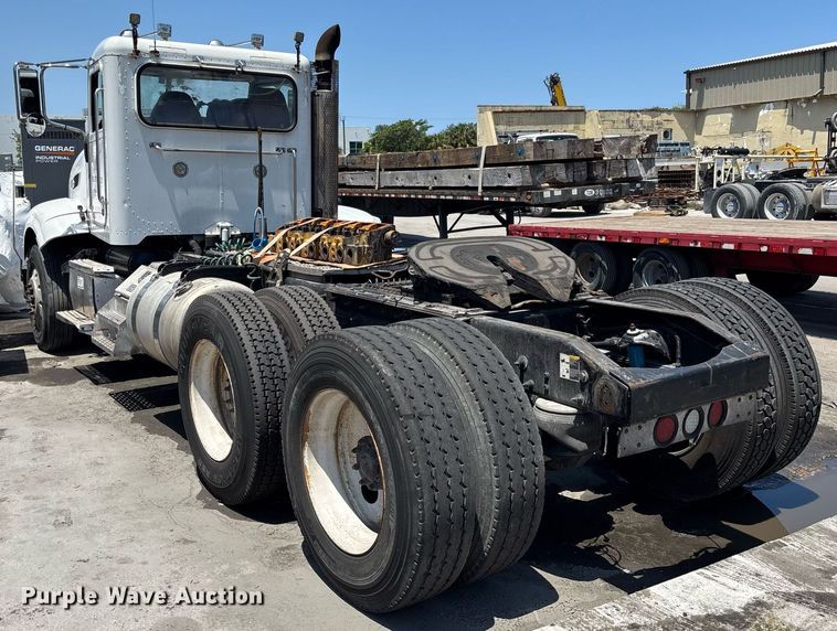 image for item EC3599 2011 Peterbilt 386 semi truck