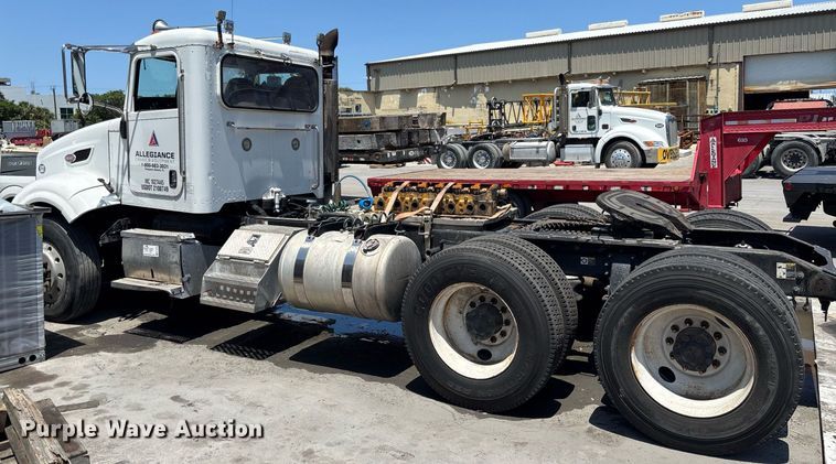 image for item EC3599 2011 Peterbilt 386 semi truck