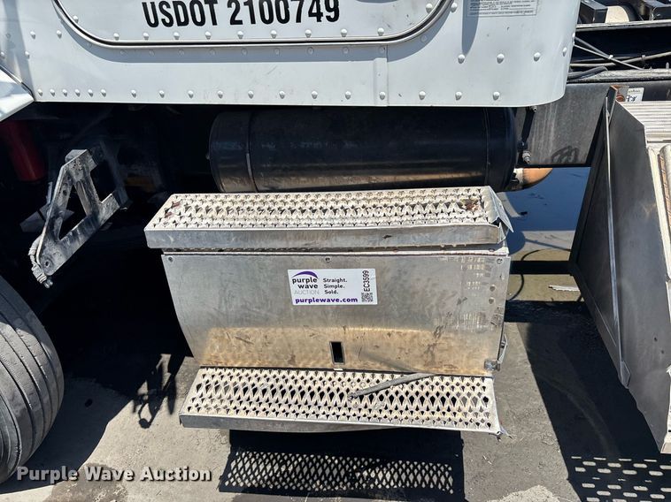 image for item EC3599 2011 Peterbilt 386 semi truck