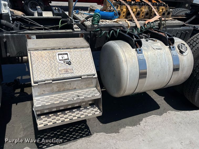 image for item EC3599 2011 Peterbilt 386 semi truck