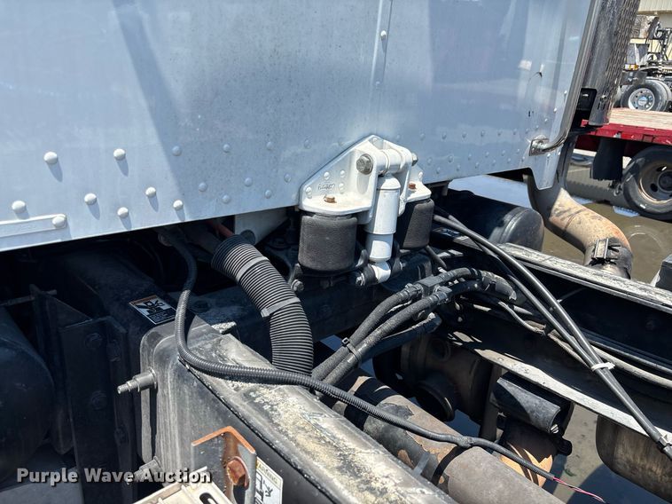 image for item EC3599 2011 Peterbilt 386 semi truck