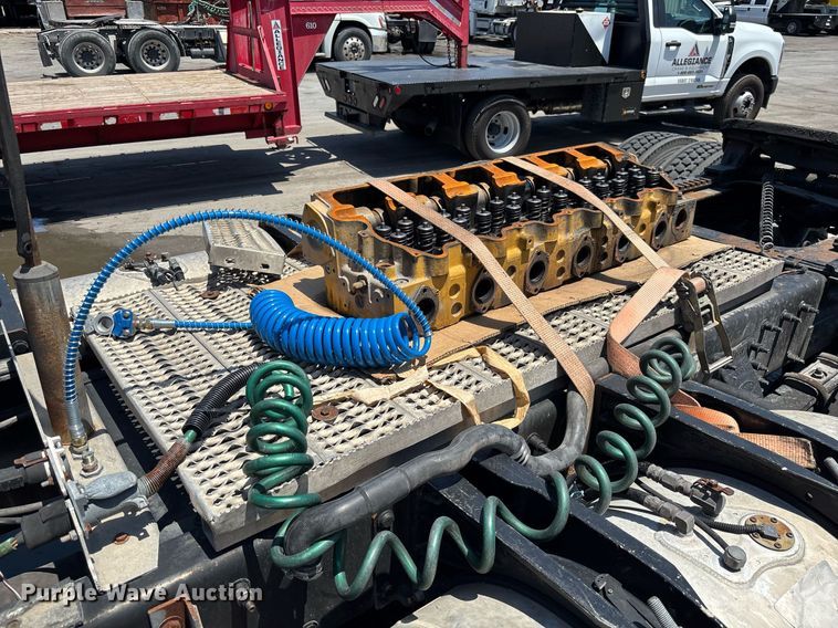 image for item EC3599 2011 Peterbilt 386 semi truck