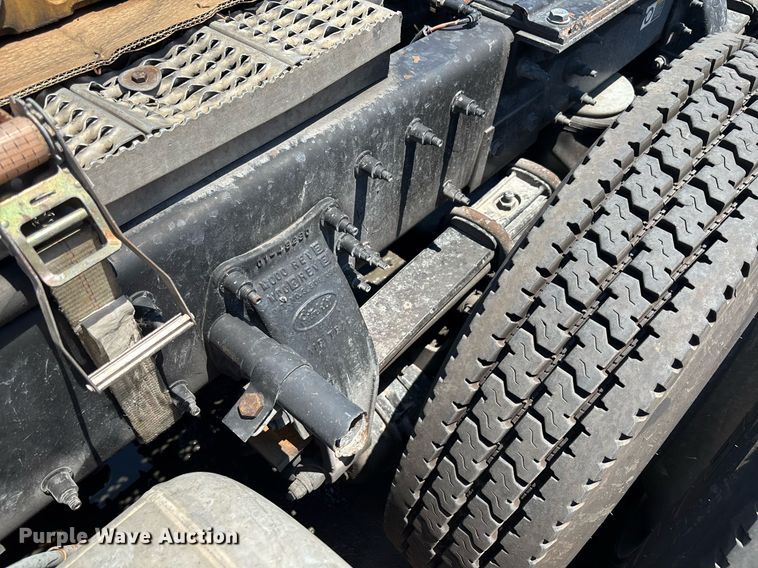 image for item EC3599 2011 Peterbilt 386 semi truck