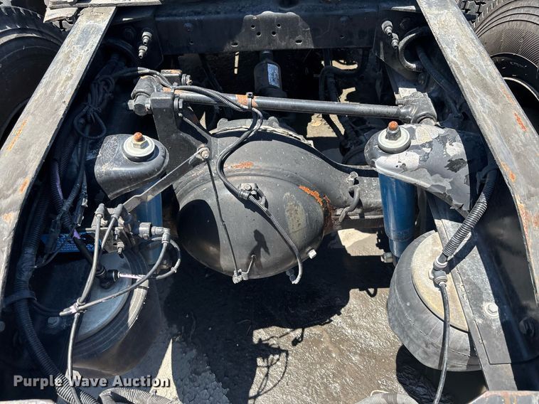 image for item EC3599 2011 Peterbilt 386 semi truck