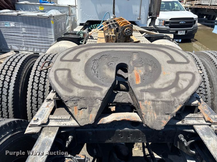 image for item EC3599 2011 Peterbilt 386 semi truck