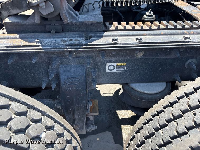 image for item EC3599 2011 Peterbilt 386 semi truck