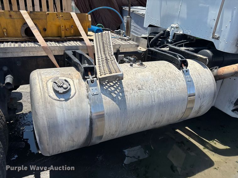 image for item EC3599 2011 Peterbilt 386 semi truck