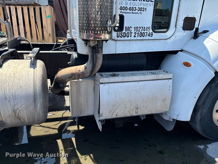 image for item EC3599 2011 Peterbilt 386 semi truck