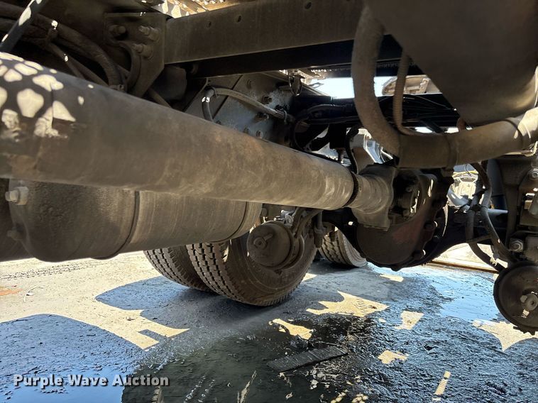 image for item EC3599 2011 Peterbilt 386 semi truck