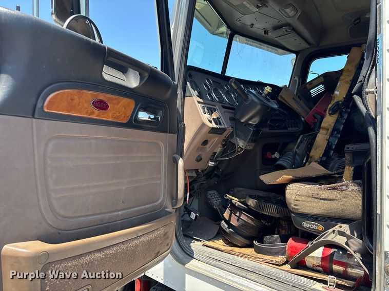 image for item EC3599 2011 Peterbilt 386 semi truck