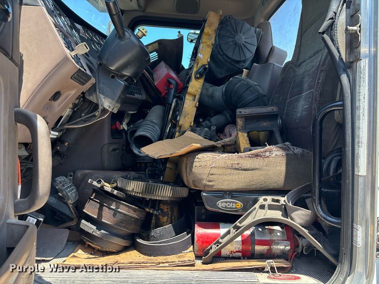 image for item EC3599 2011 Peterbilt 386 semi truck