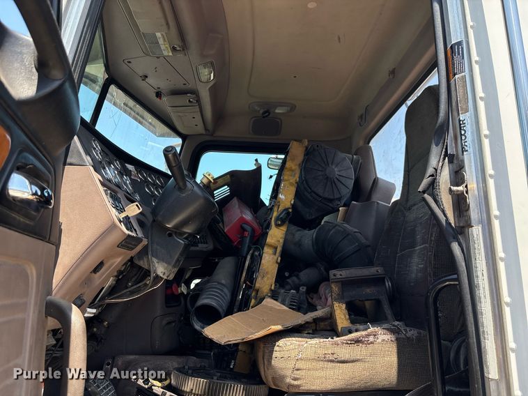 image for item EC3599 2011 Peterbilt 386 semi truck