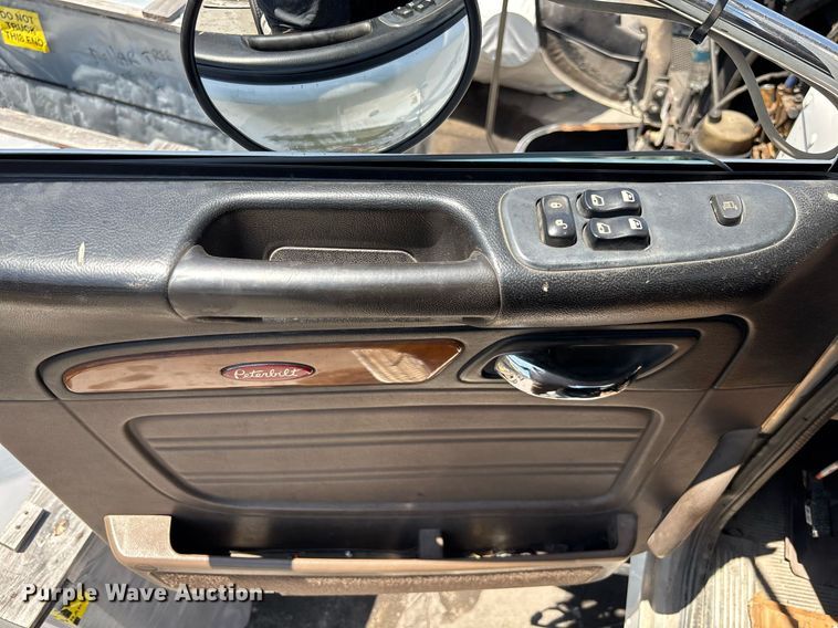 image for item EC3599 2011 Peterbilt 386 semi truck