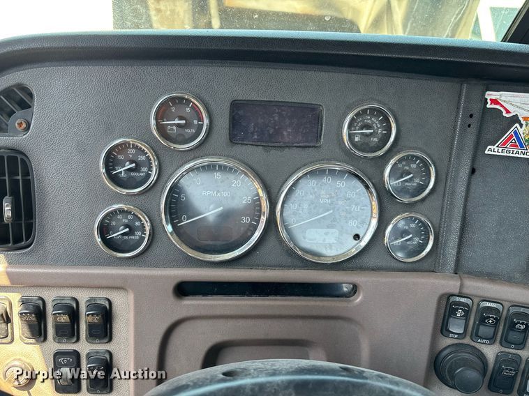 image for item EC3599 2011 Peterbilt 386 semi truck