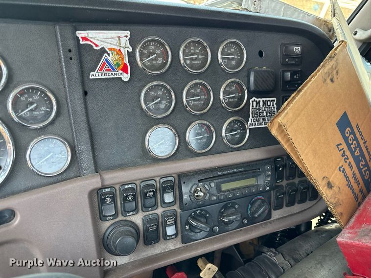 image for item EC3599 2011 Peterbilt 386 semi truck