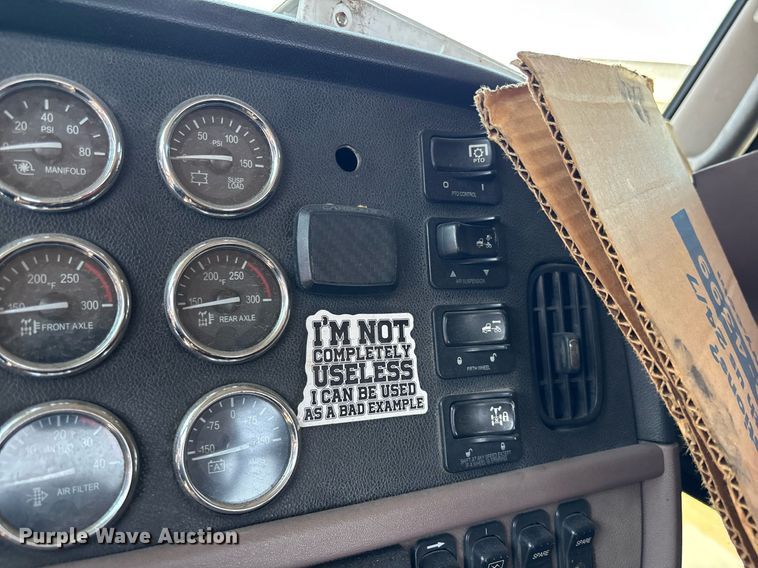 image for item EC3599 2011 Peterbilt 386 semi truck