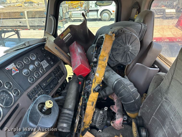 image for item EC3599 2011 Peterbilt 386 semi truck