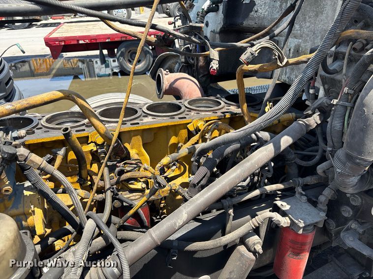 image for item EC3599 2011 Peterbilt 386 semi truck