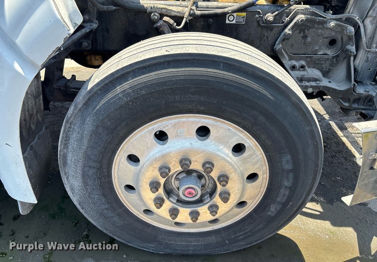 image for item EC3599 2011 Peterbilt 386 semi truck