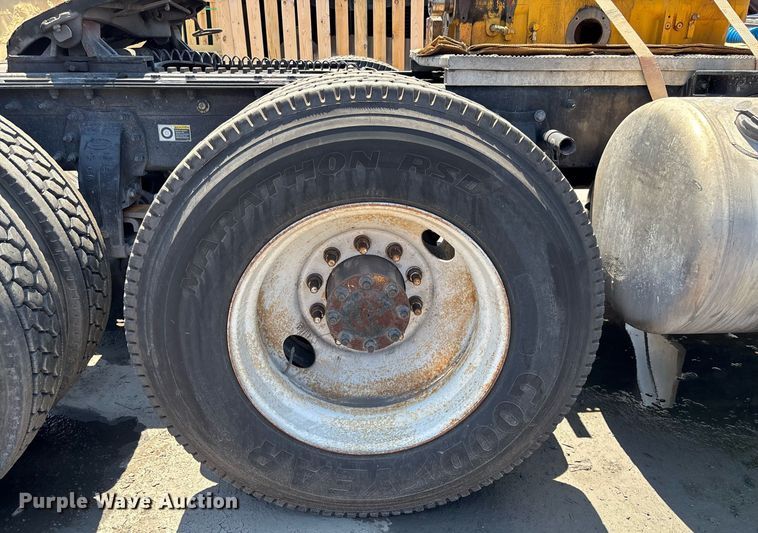 image for item EC3599 2011 Peterbilt 386 semi truck