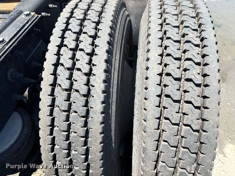 image for item EC3599 2011 Peterbilt 386 semi truck