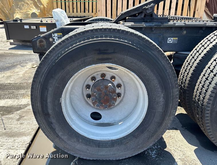 image for item EC3599 2011 Peterbilt 386 semi truck