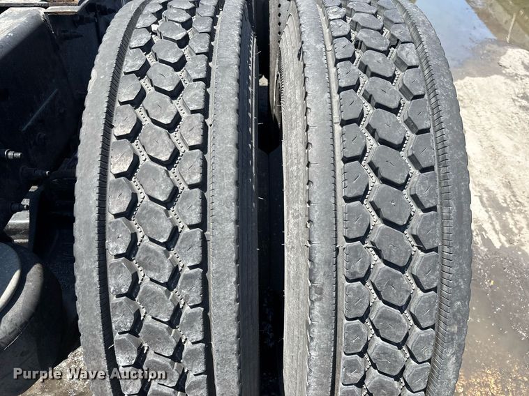 image for item EC3599 2011 Peterbilt 386 semi truck