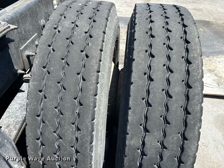 image for item EC3599 2011 Peterbilt 386 semi truck