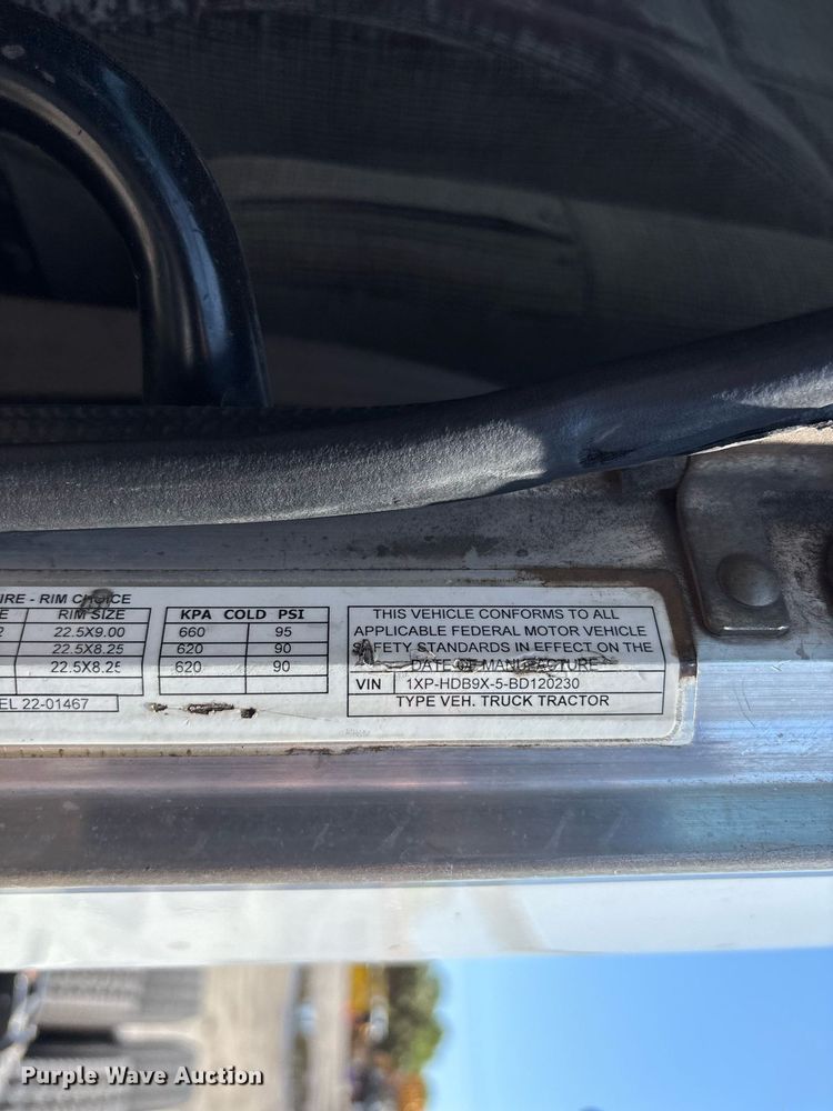 image for item EC3599 2011 Peterbilt 386 semi truck