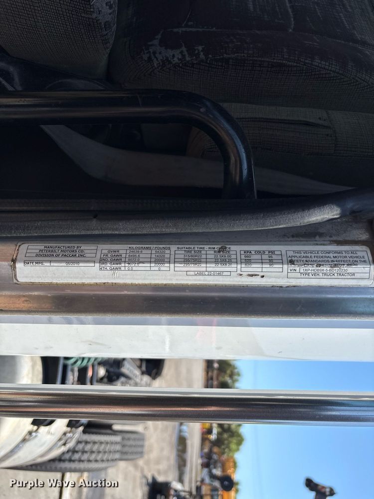 image for item EC3599 2011 Peterbilt 386 semi truck