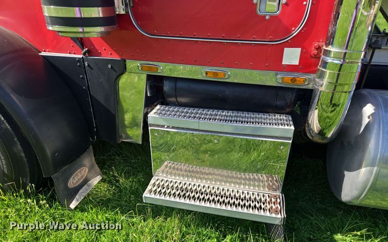 image for item EC4191 1990 Peterbilt semi truck