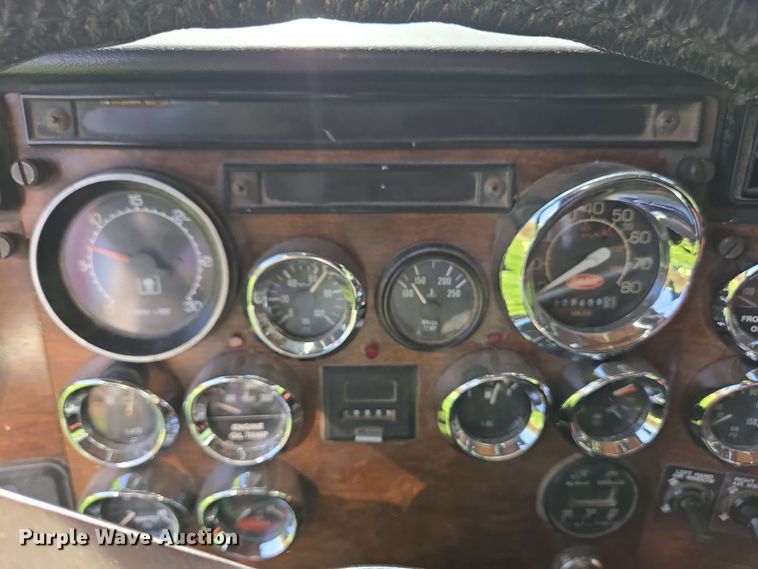 image for item EC4191 1990 Peterbilt semi truck