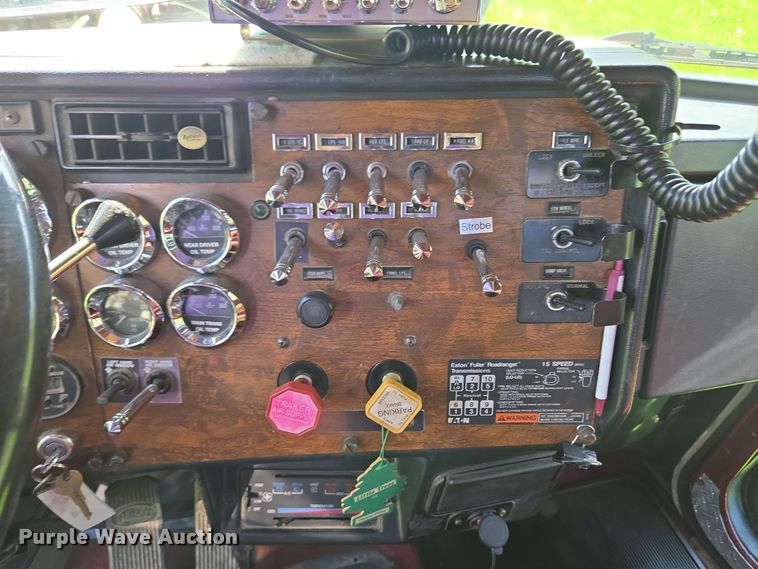 image for item EC4191 1990 Peterbilt semi truck