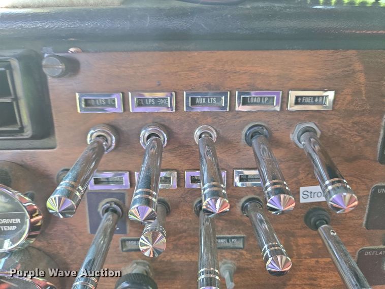 image for item EC4191 1990 Peterbilt semi truck