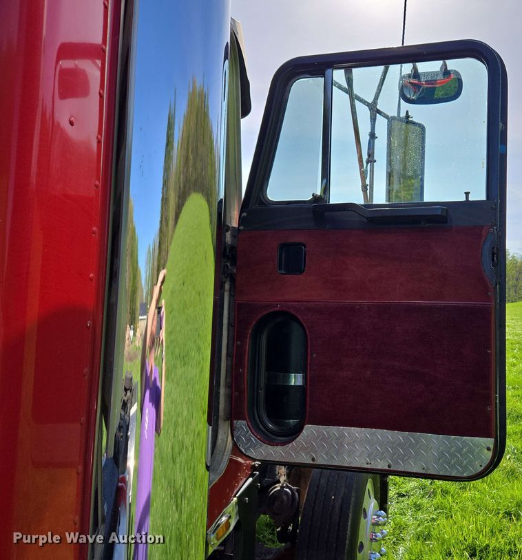 image for item EC4191 1990 Peterbilt semi truck