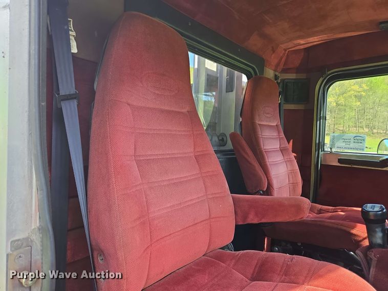 image for item EC4191 1990 Peterbilt semi truck