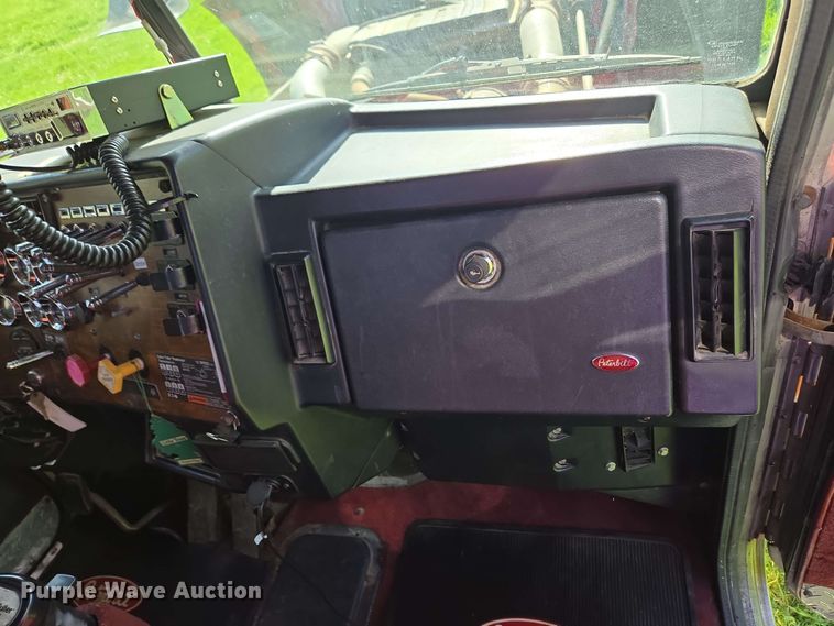 image for item EC4191 1990 Peterbilt semi truck