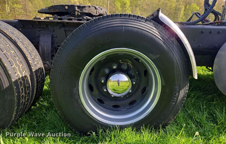 image for item EC4191 1990 Peterbilt semi truck