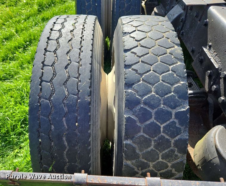 image for item EC4191 1990 Peterbilt semi truck