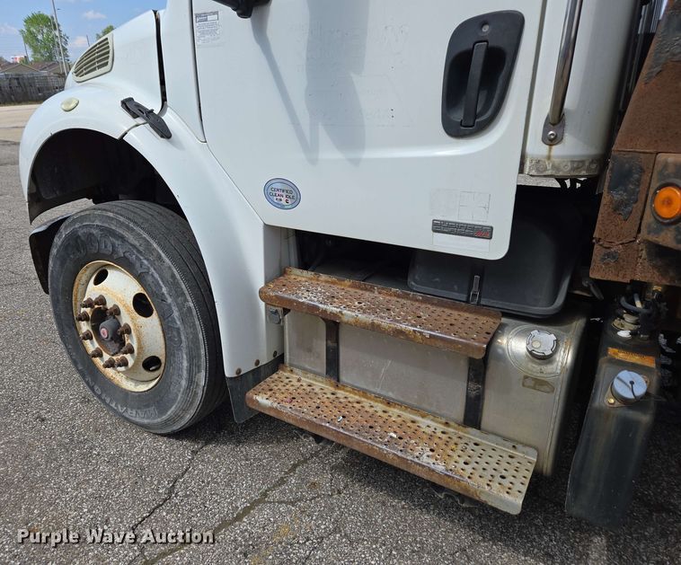 image for item EC4223 2011 Freightliner M2 flatbed truck