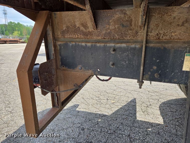 image for item EC4223 2011 Freightliner M2 flatbed truck