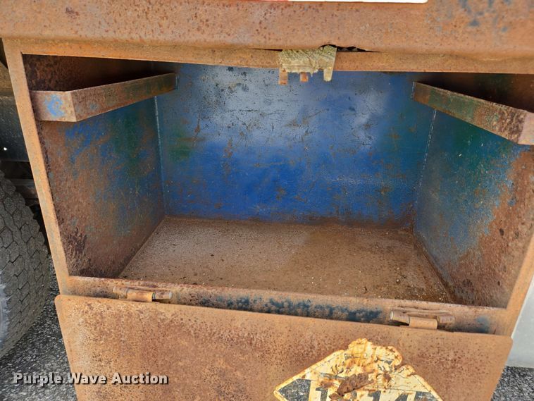 image for item EC4223 2011 Freightliner M2 flatbed truck