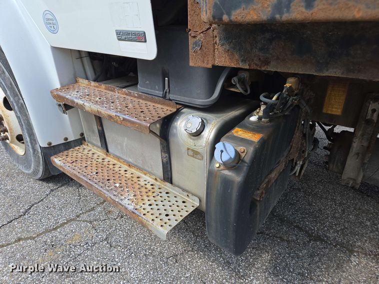 image for item EC4223 2011 Freightliner M2 flatbed truck